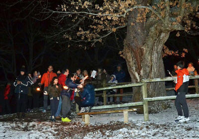 Vecinos de Canicosa desafiaron anoche al frío y recorrieron 2 kilómetros para cantarle a su ejemplar más preciado.  DB